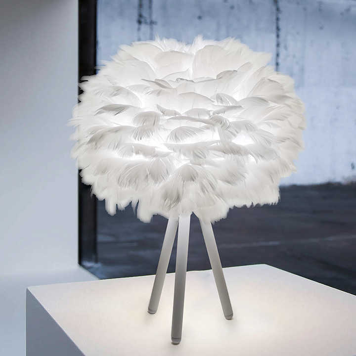 Metalowa lampa stołowa z podstawą ozdobioną piórami i funkcją ściemniania