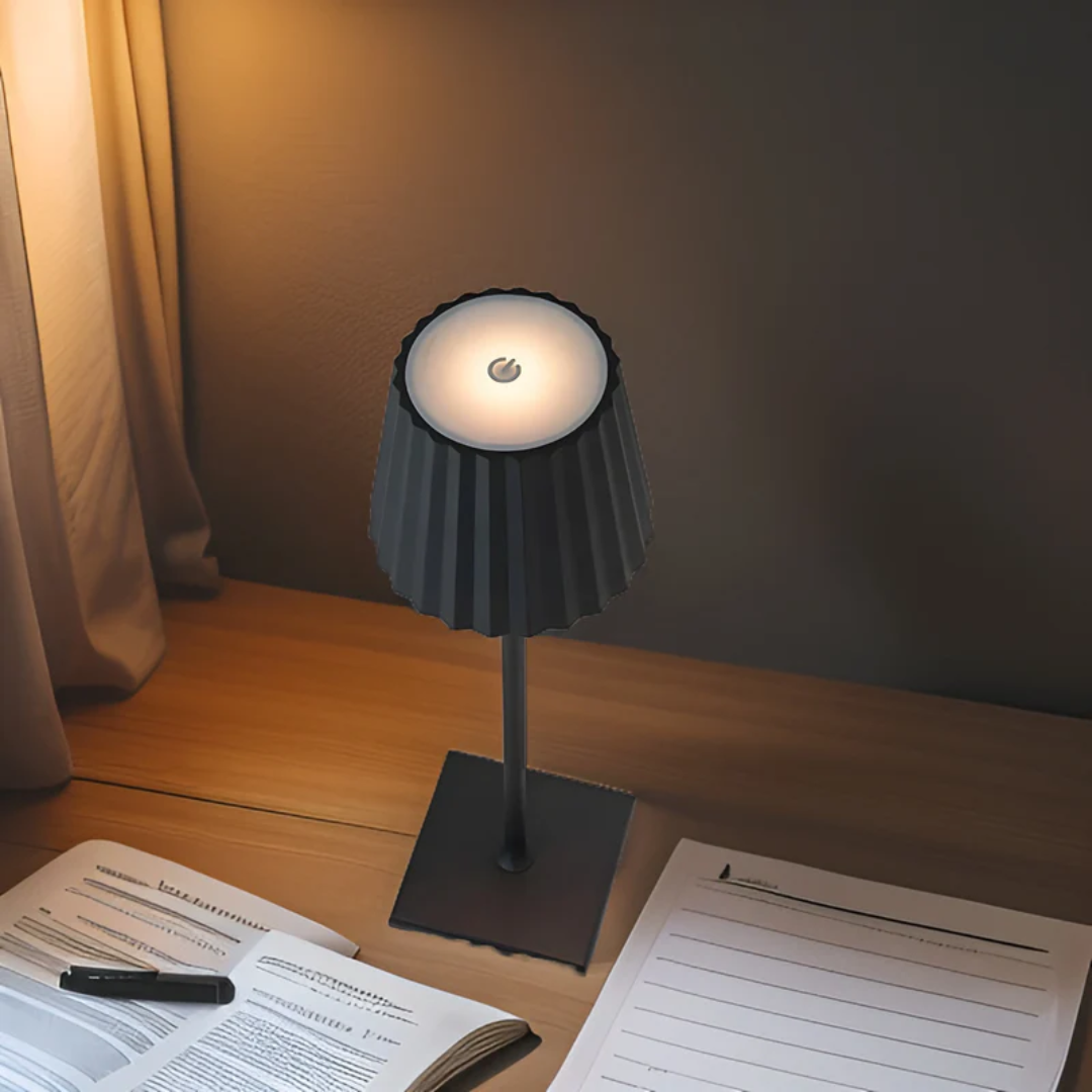 Skandynawska wodoodporna aluminiowa ładowalna lampa stołowa z funkcją ściemniania