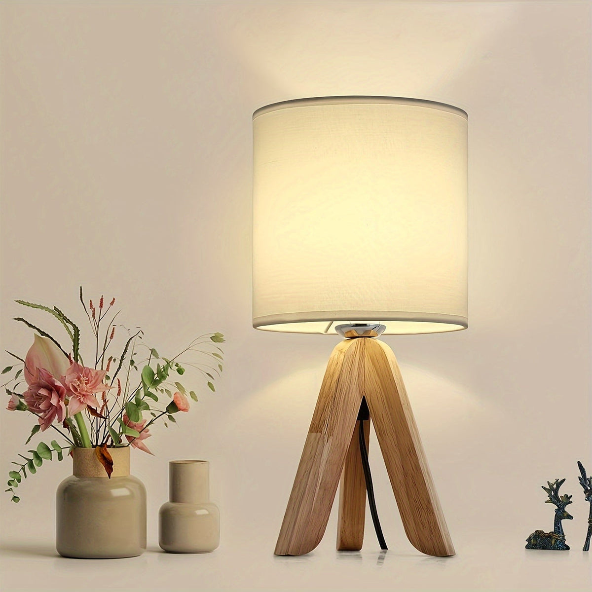 Nordycka minimalistyczna lampa stołowa z drewnianym trójnogiem i lnianym kloszem