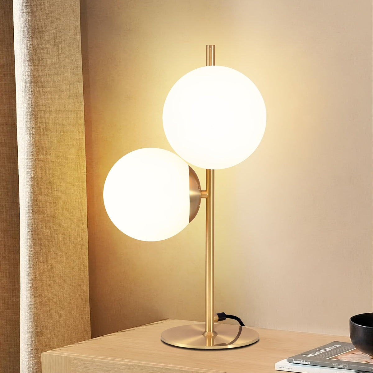 Industrialna elegancka lampa stołowa z mosiężną ramą i kulistym kloszem z matowego szkła
