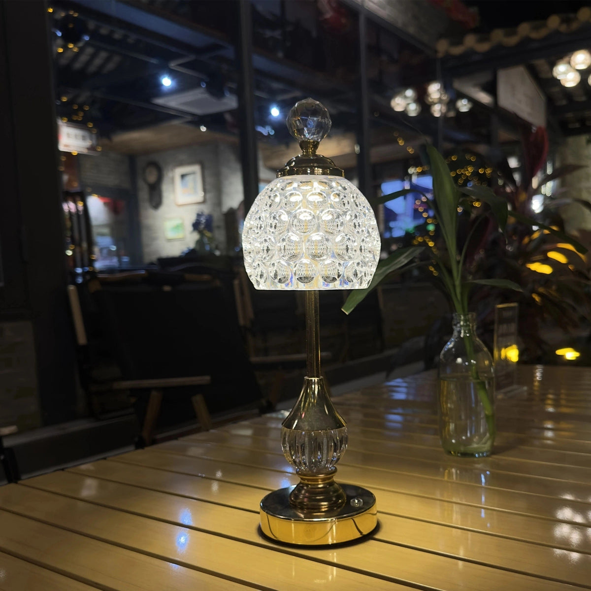 Rzeźbiona lampa stołowa z kryształowym kloszem, dotykową regulacją jasności, ładowana i bezprzewodowa