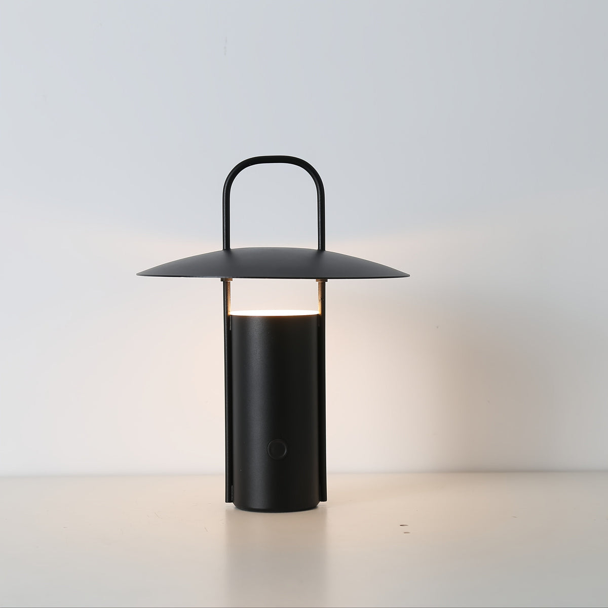 Minimalistyczna metalowa lampa stołowa z kopułowym kloszem, akumulatorem i dotykowym sterowaniem