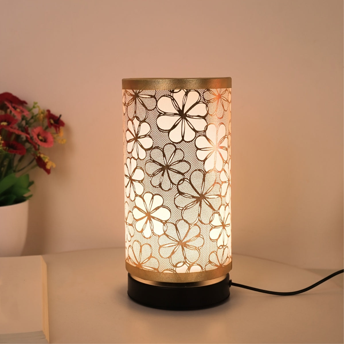Nordycka lampa stołowa z materiałowym kloszem w słoneczniki i zasilaniem USB