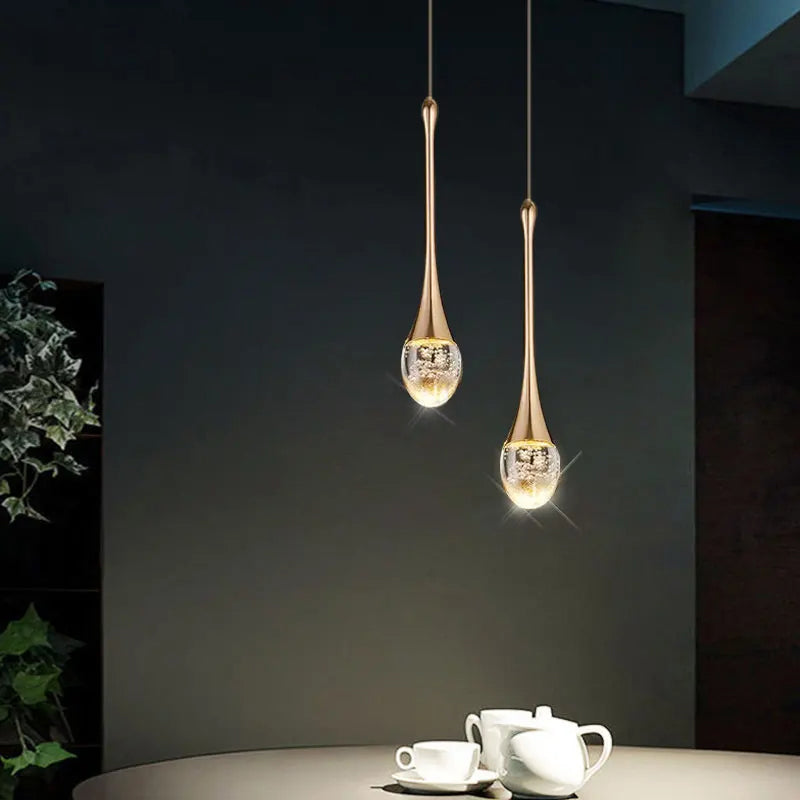 Minimalistyczna lampa wisząca z opadającym szklanym kloszem i regulacją wysokości