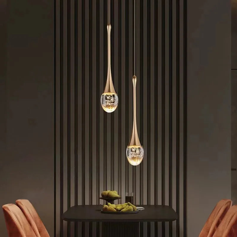 Minimalistyczna lampa wisząca z opadającym szklanym kloszem i regulacją wysokości
