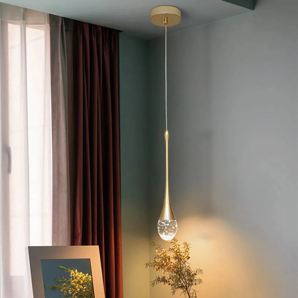 Minimalistyczna lampa wisząca z opadającym szklanym kloszem i regulacją wysokości