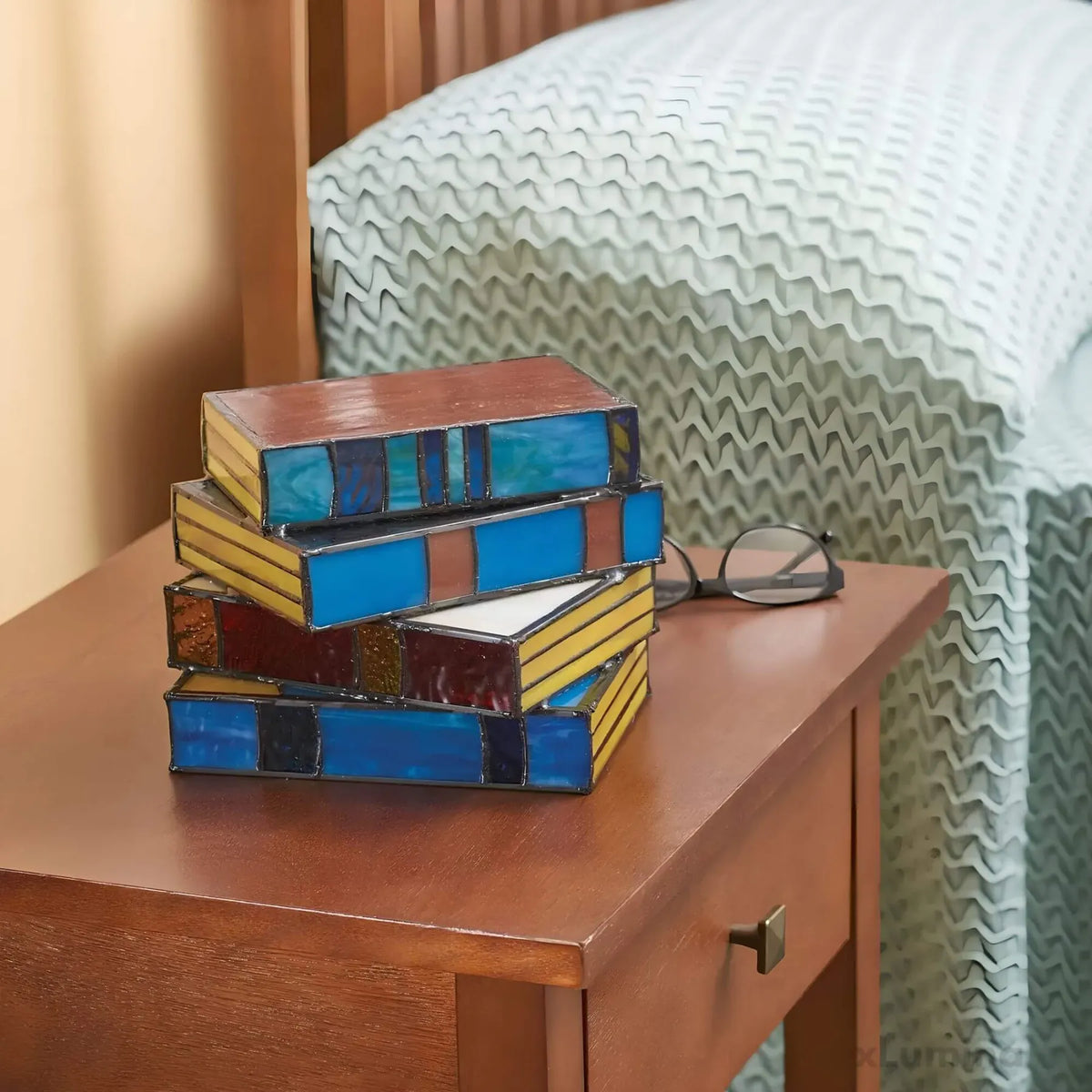 Ręcznie wykonana lampa stołowa z witrażem w kształcie ułożonych książek