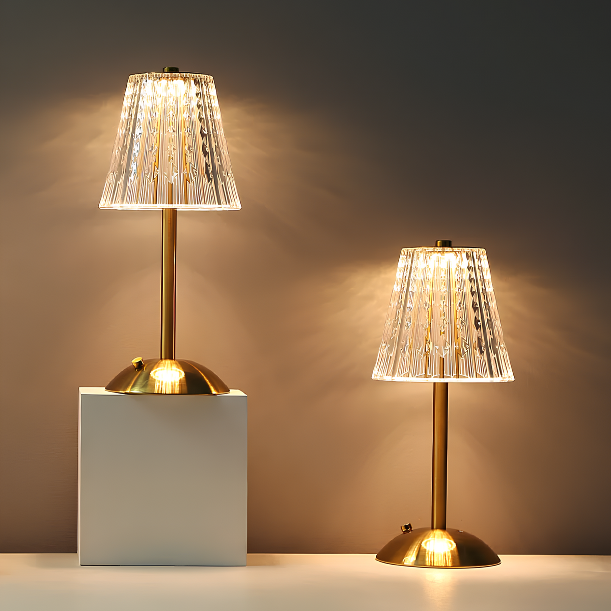 Ładowalna lampa stołowa z kloszem imitującym kryształ, szczotkowanym aluminium i sterowaniem dotykowym