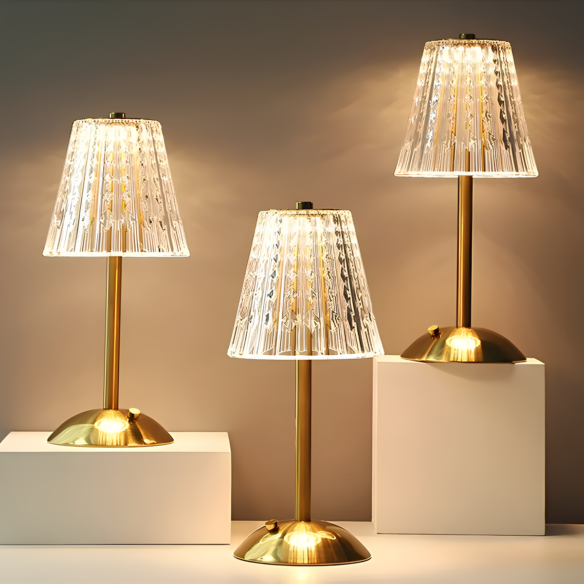 Ładowalna lampa stołowa z kloszem imitującym kryształ, szczotkowanym aluminium i sterowaniem dotykowym