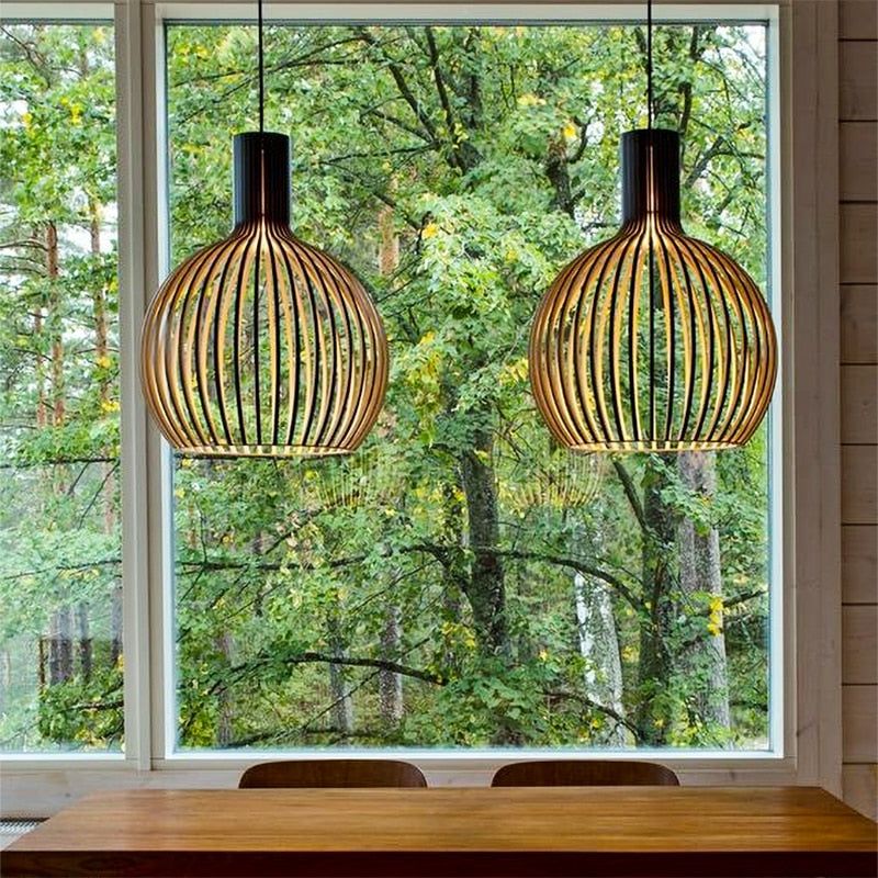 Ręcznie wykonana rustykalna lampa wisząca z litego drewna o naturalnym usłojeniu