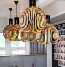 Ręcznie wykonana rustykalna lampa wisząca z litego drewna o naturalnym usłojeniu