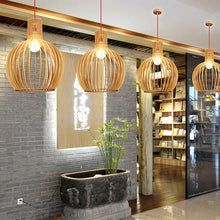 Ręcznie wykonana rustykalna lampa wisząca z litego drewna o naturalnym usłojeniu