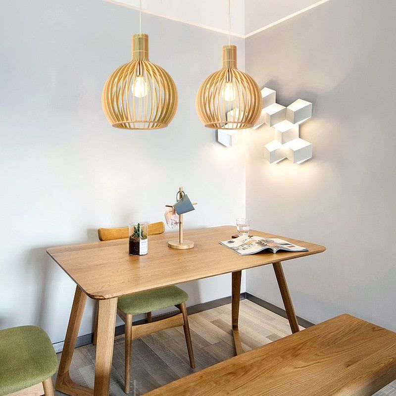 Ręcznie wykonana rustykalna lampa wisząca z litego drewna o naturalnym usłojeniu