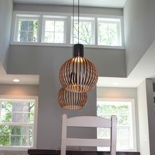 Ręcznie wykonana rustykalna lampa wisząca z litego drewna o naturalnym usłojeniu