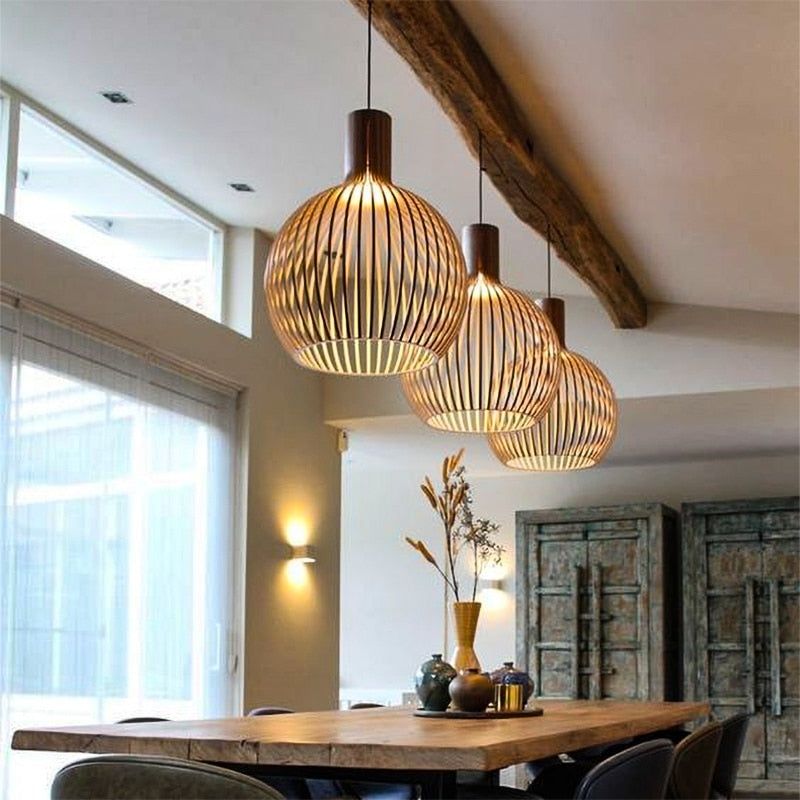 Ręcznie wykonana rustykalna lampa wisząca z litego drewna o naturalnym usłojeniu