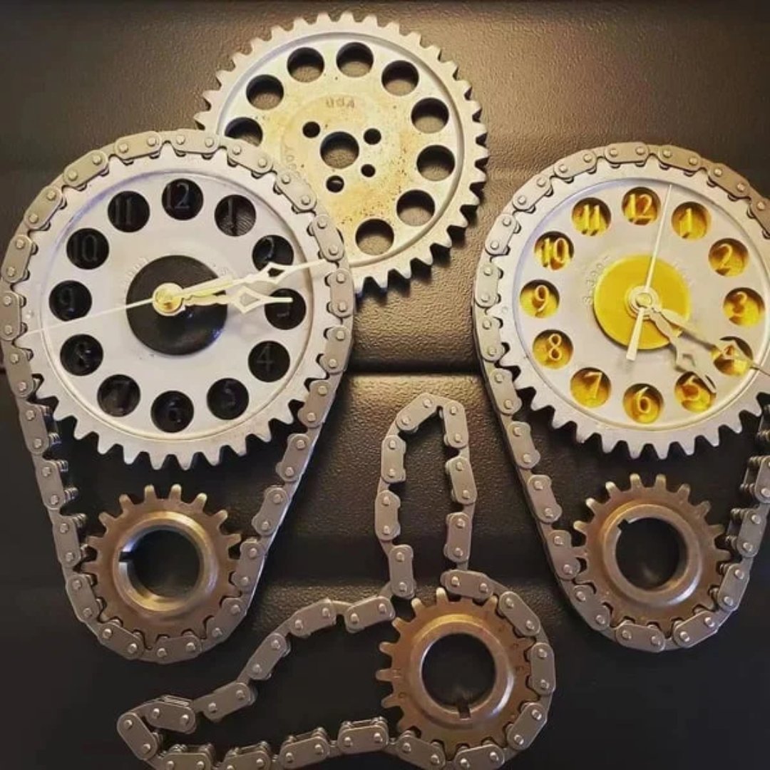 Cichy zegar ścienny z metalu i szkła w stylu industrialnym z odsłoniętym mechanizmem zębatym