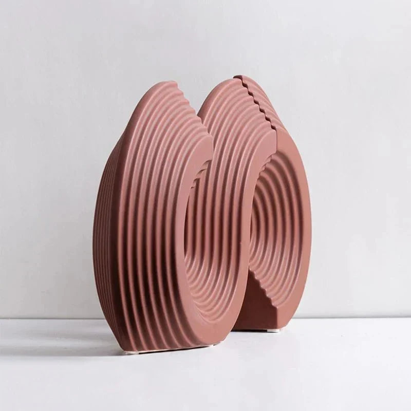 Rzeźbiarski zestaw ceramicznych podpórek do książek w kształcie łuków z rowkowaną fakturą