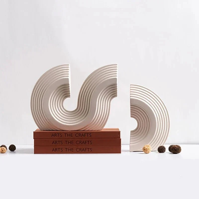 Rzeźbiarski zestaw ceramicznych podpórek do książek w kształcie łuków z rowkowaną fakturą