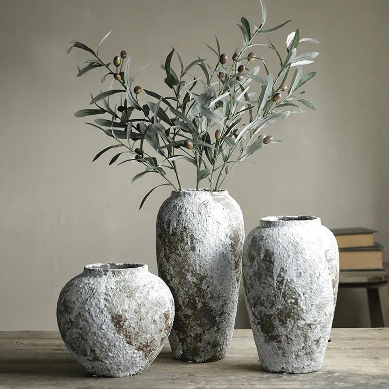 Minimalistyczny dekoracyjny ceramiczny wazon z kamiennym wykończeniem do salonu