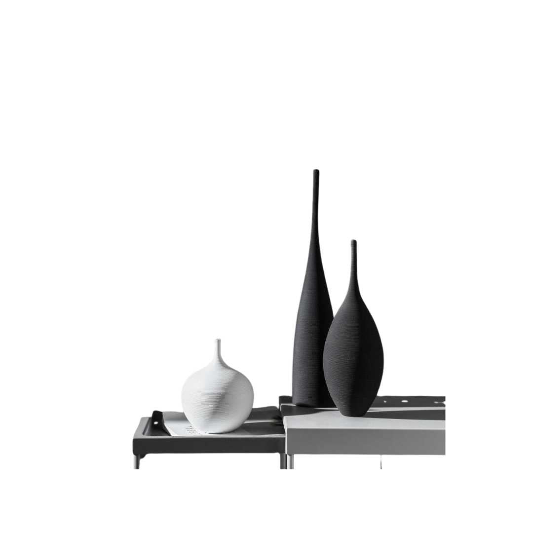 Rzeźbiarski wysoki ceramiczny wazon w stylu art déco o pionowej formie