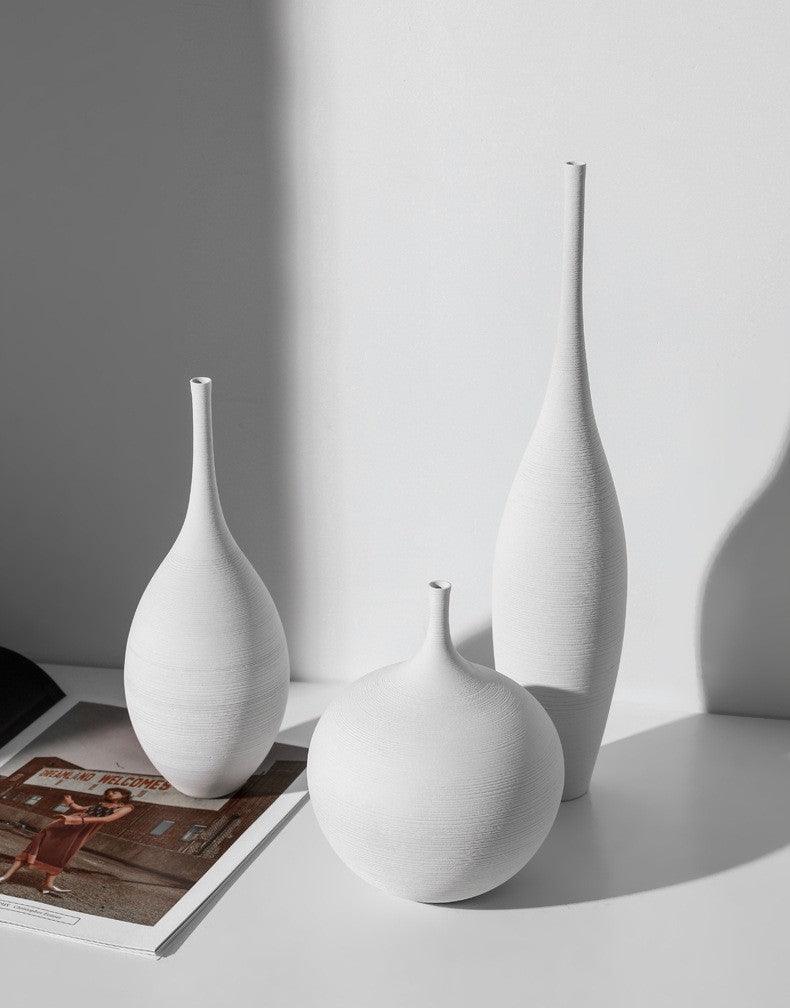 Rzeźbiarski wysoki ceramiczny wazon w stylu art déco o pionowej formie
