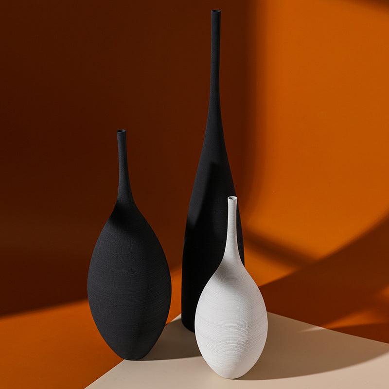 Rzeźbiarski wysoki ceramiczny wazon w stylu art déco o pionowej formie