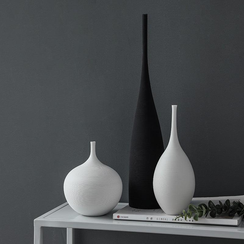 Rzeźbiarski wysoki ceramiczny wazon w stylu art déco o pionowej formie