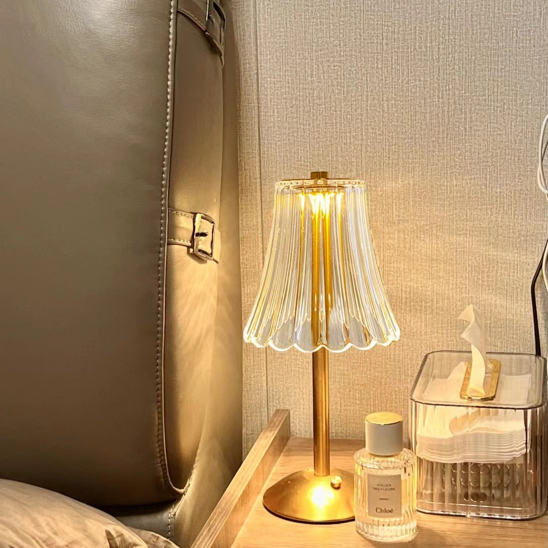 Retro ładowalna lampa stołowa z kryształowym kloszem, szczotkowanym aluminium i sterowaniem dotykowym