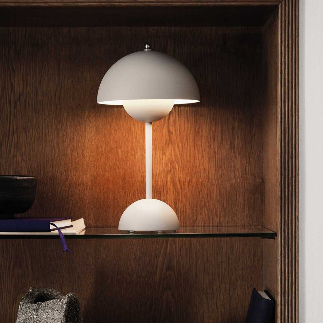 Bezprzewodowa ładowalna lampa stołowa w kształcie kuli z funkcją ściemniania
