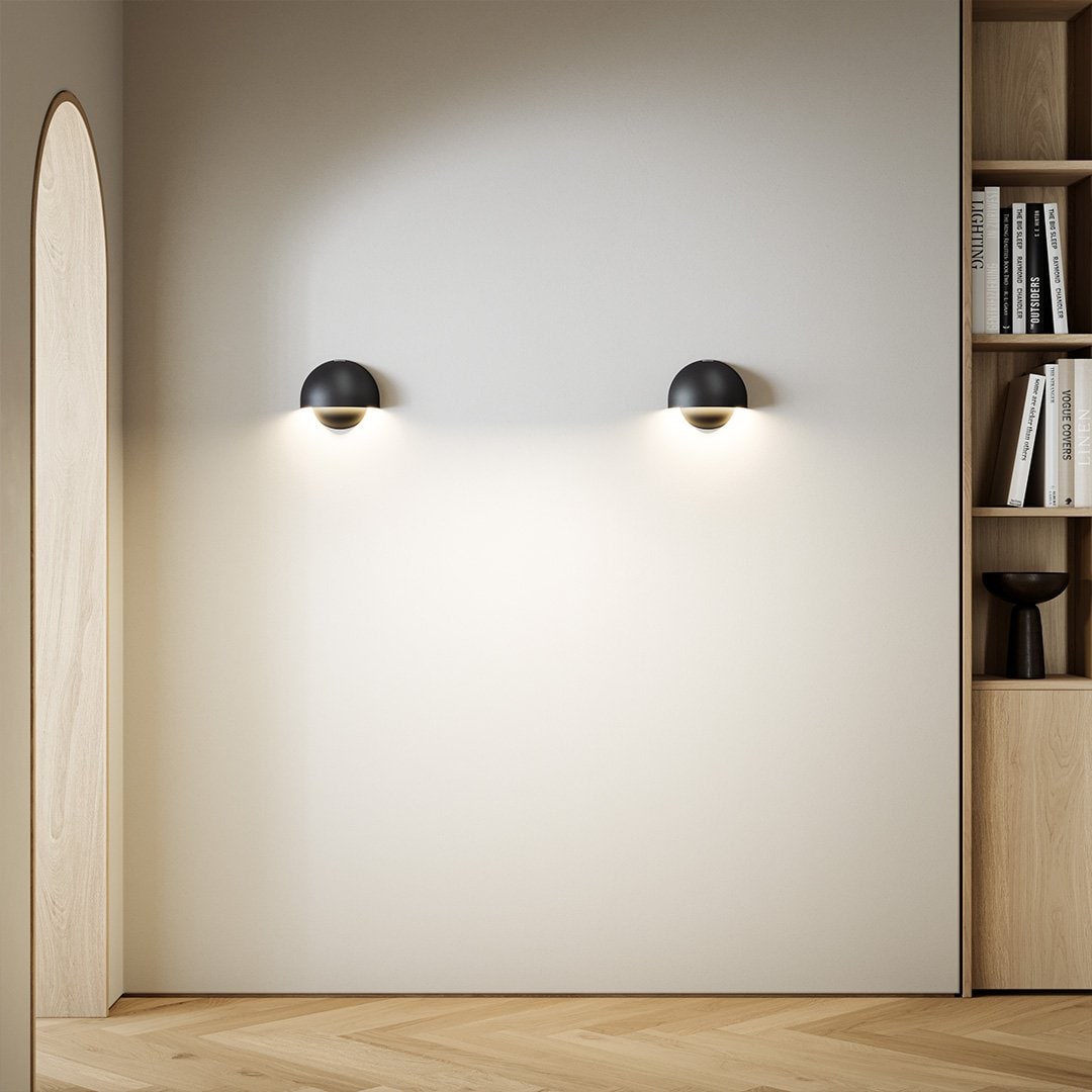 Nowoczesna lampa ścienna z czujnikiem ruchu, zasilana bateriami, z mocowaniem magnetycznym