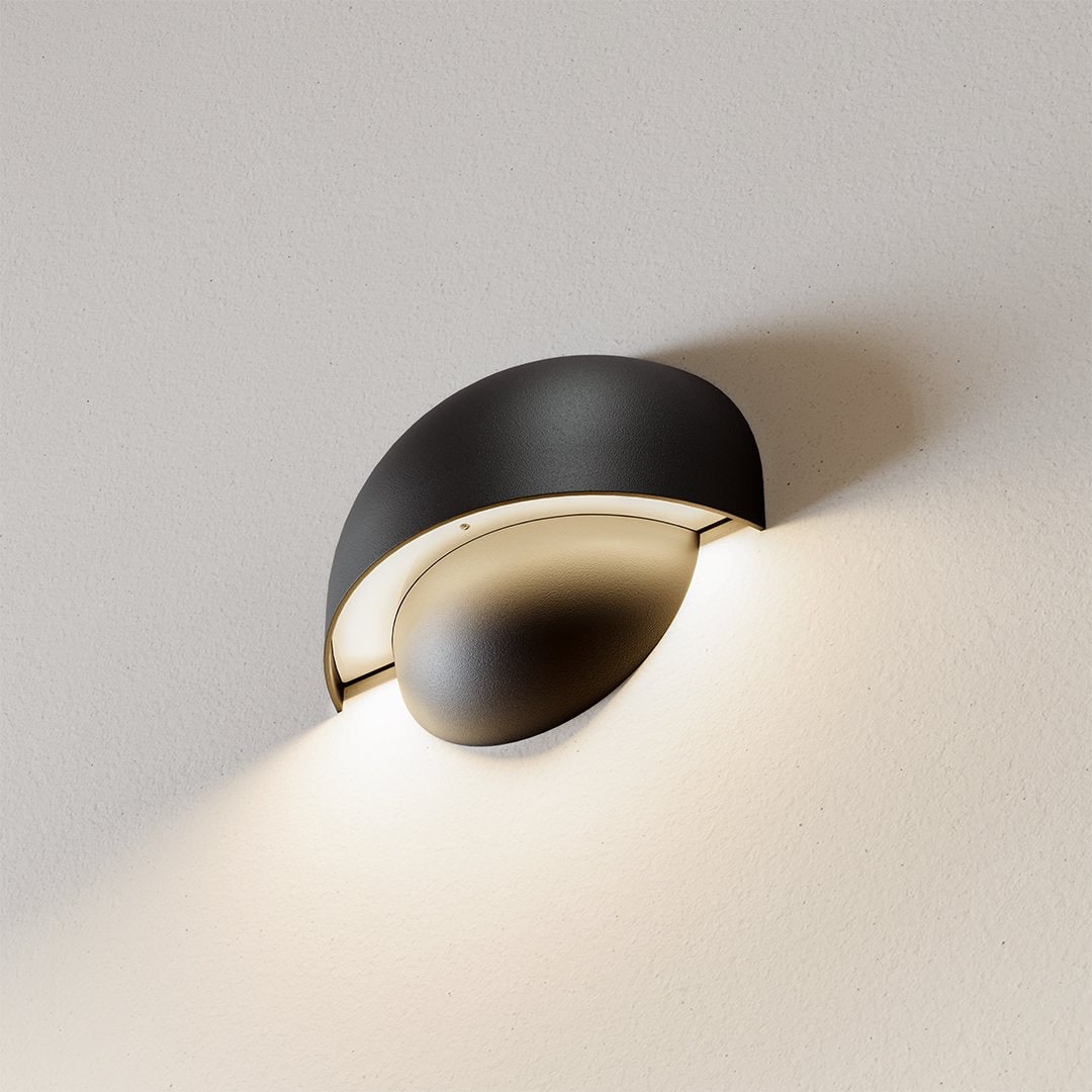 Nowoczesna lampa ścienna z czujnikiem ruchu, zasilana bateriami, z mocowaniem magnetycznym
