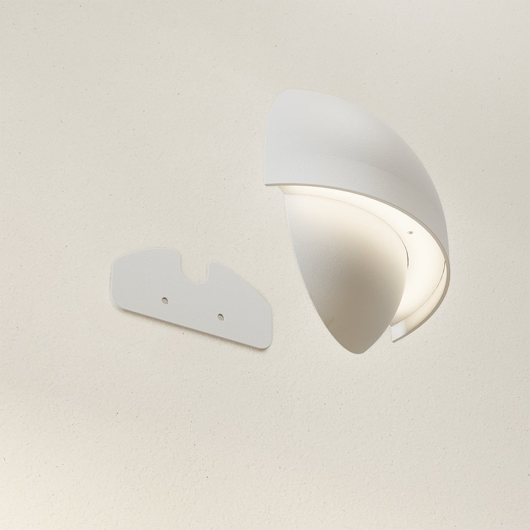 Nowoczesna lampa ścienna z czujnikiem ruchu, zasilana bateriami, z mocowaniem magnetycznym