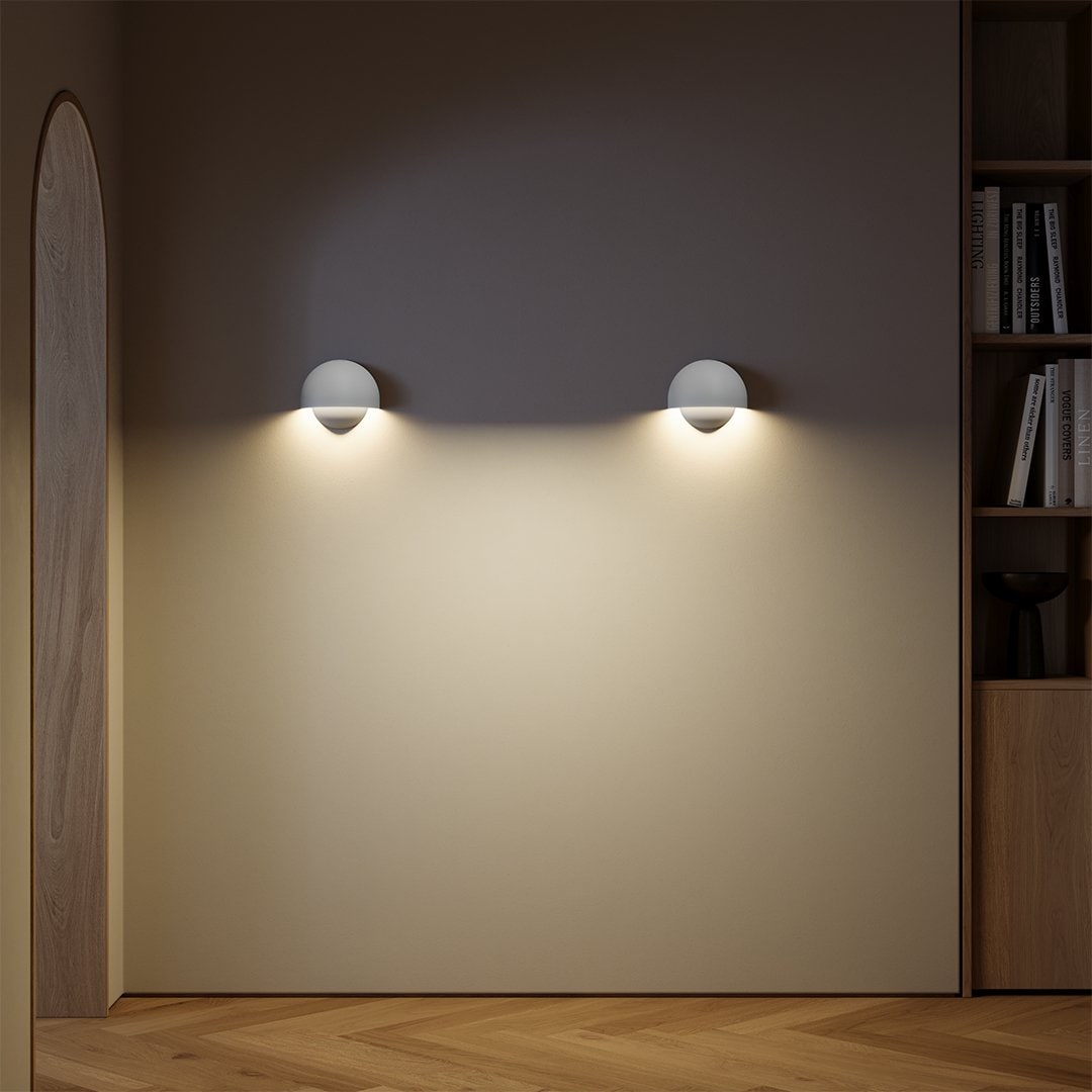 Nowoczesna lampa ścienna z czujnikiem ruchu, zasilana bateriami, z mocowaniem magnetycznym