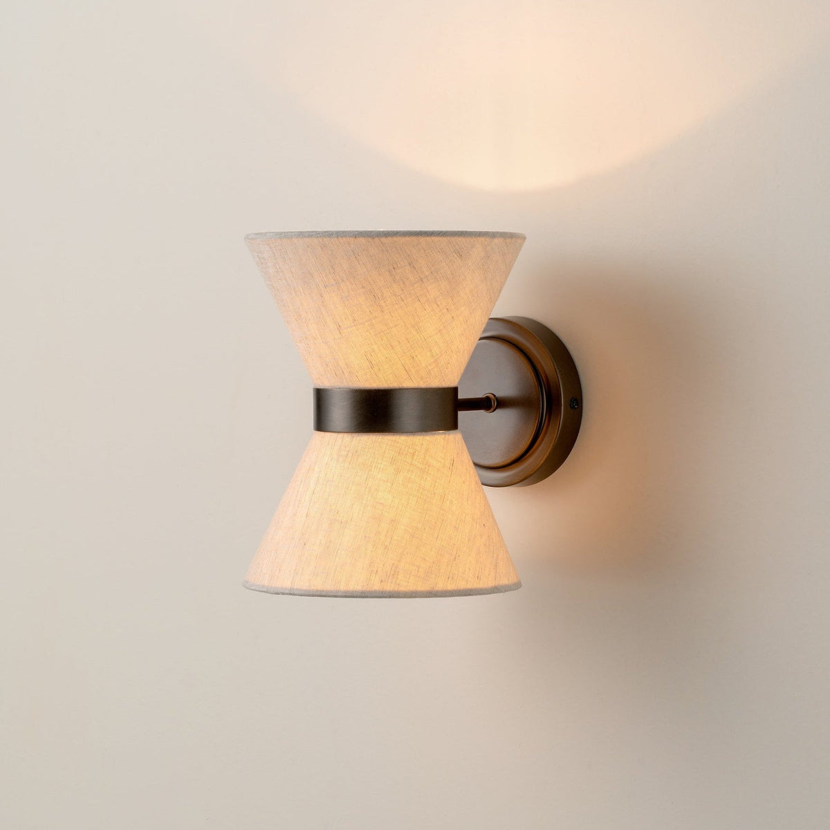 Klasyczna nowoczesna lampa ścienna z postarzanego brązu z lnianym kloszem
