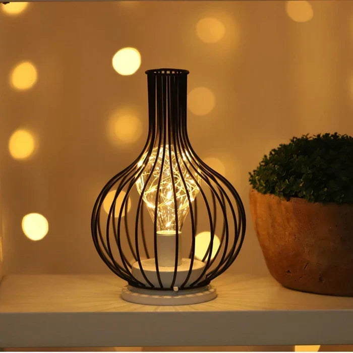 Elegancka nowoczesna metalowa lampa stołowa z materiałowym abażurem, we współczesnym stylu