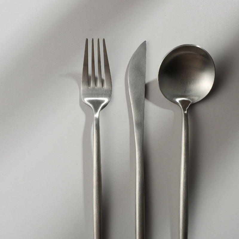 Elegancki, minimalistyczny, nowoczesny zestaw sztućców ze stali nierdzewnej