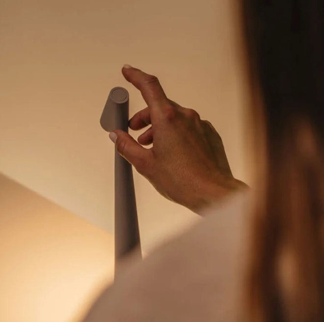 Minimalistyczna nordycka aluminiowa bezprzewodowa lampa stołowa z dotykowym sterowaniem i funkcją ściemniania