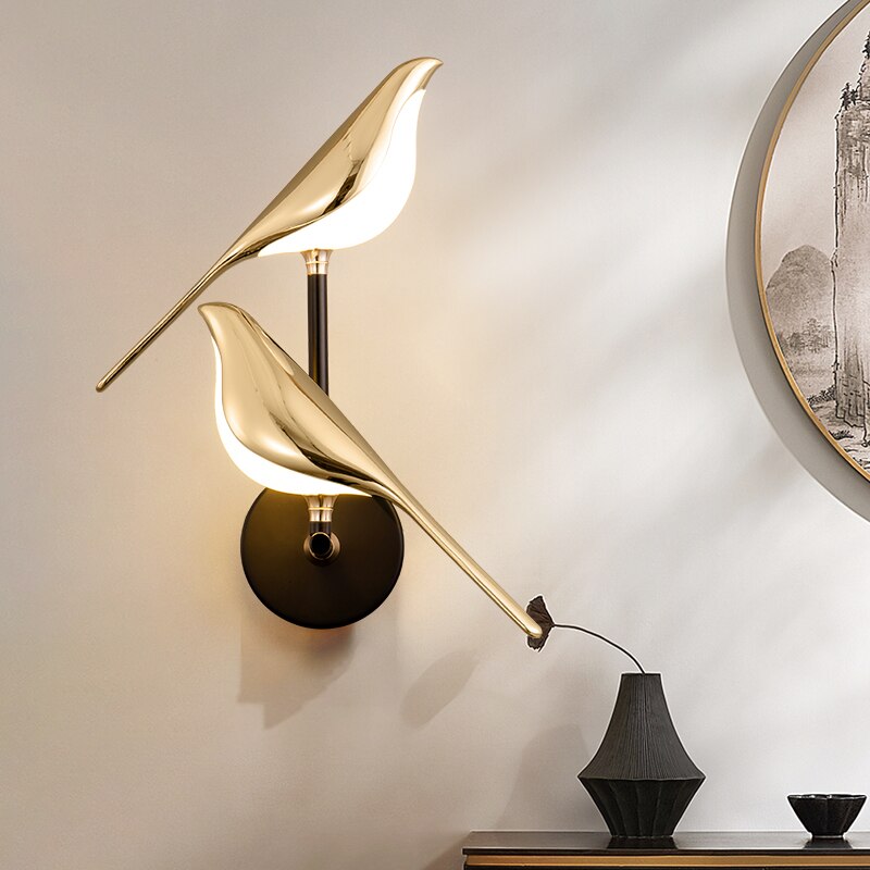 Rzeźbiarska regulowana lampa ścienna z magnetycznym mocowaniem i sylwetką ptaka