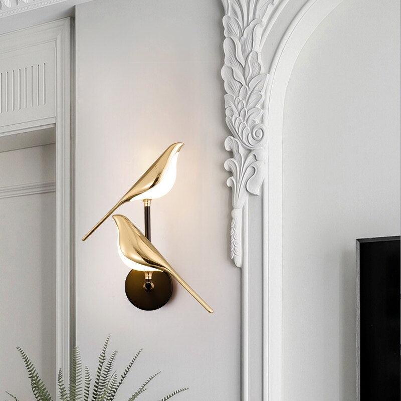 Rzeźbiarska regulowana lampa ścienna z magnetycznym mocowaniem i sylwetką ptaka