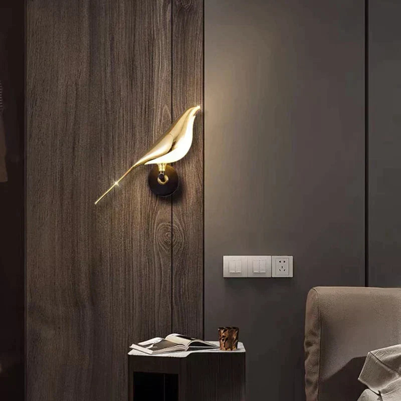 Rzeźbiarska regulowana lampa ścienna z magnetycznym mocowaniem i sylwetką ptaka