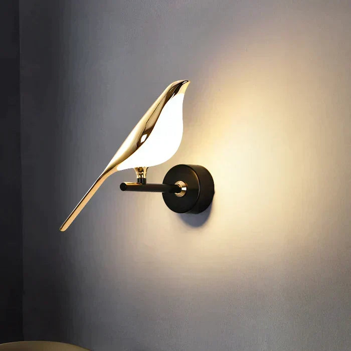 Rzeźbiarska regulowana lampa ścienna z magnetycznym mocowaniem i sylwetką ptaka