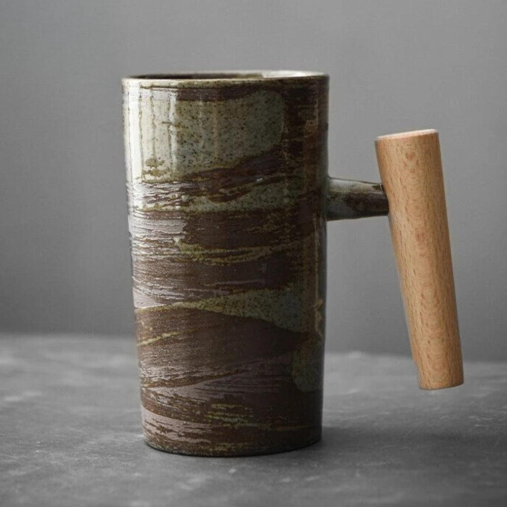 Ceramiczny kubek do kawy latte w nordyckim stylu, z drewnianym uchwytem i naturalną kolorystyką