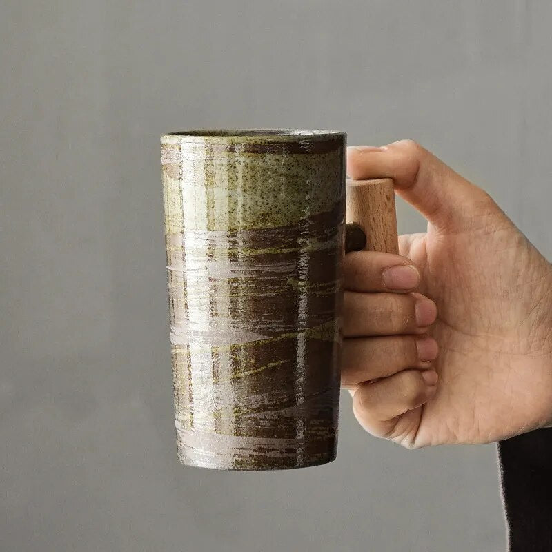 Ceramiczny kubek do kawy latte w nordyckim stylu, z drewnianym uchwytem i naturalną kolorystyką