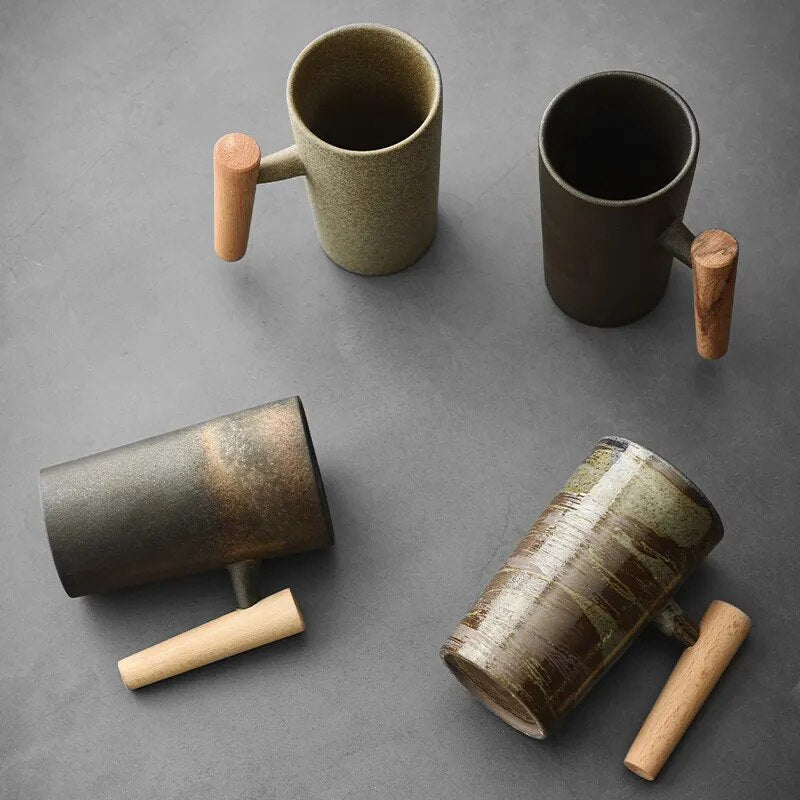 Ceramiczny kubek do kawy latte w nordyckim stylu, z drewnianym uchwytem i naturalną kolorystyką