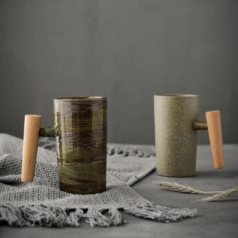 Ceramiczny kubek do kawy latte w nordyckim stylu, z drewnianym uchwytem i naturalną kolorystyką
