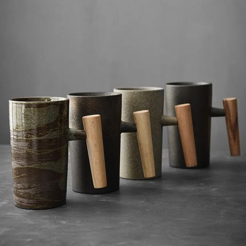 Ceramiczny kubek do kawy latte w nordyckim stylu, z drewnianym uchwytem i naturalną kolorystyką