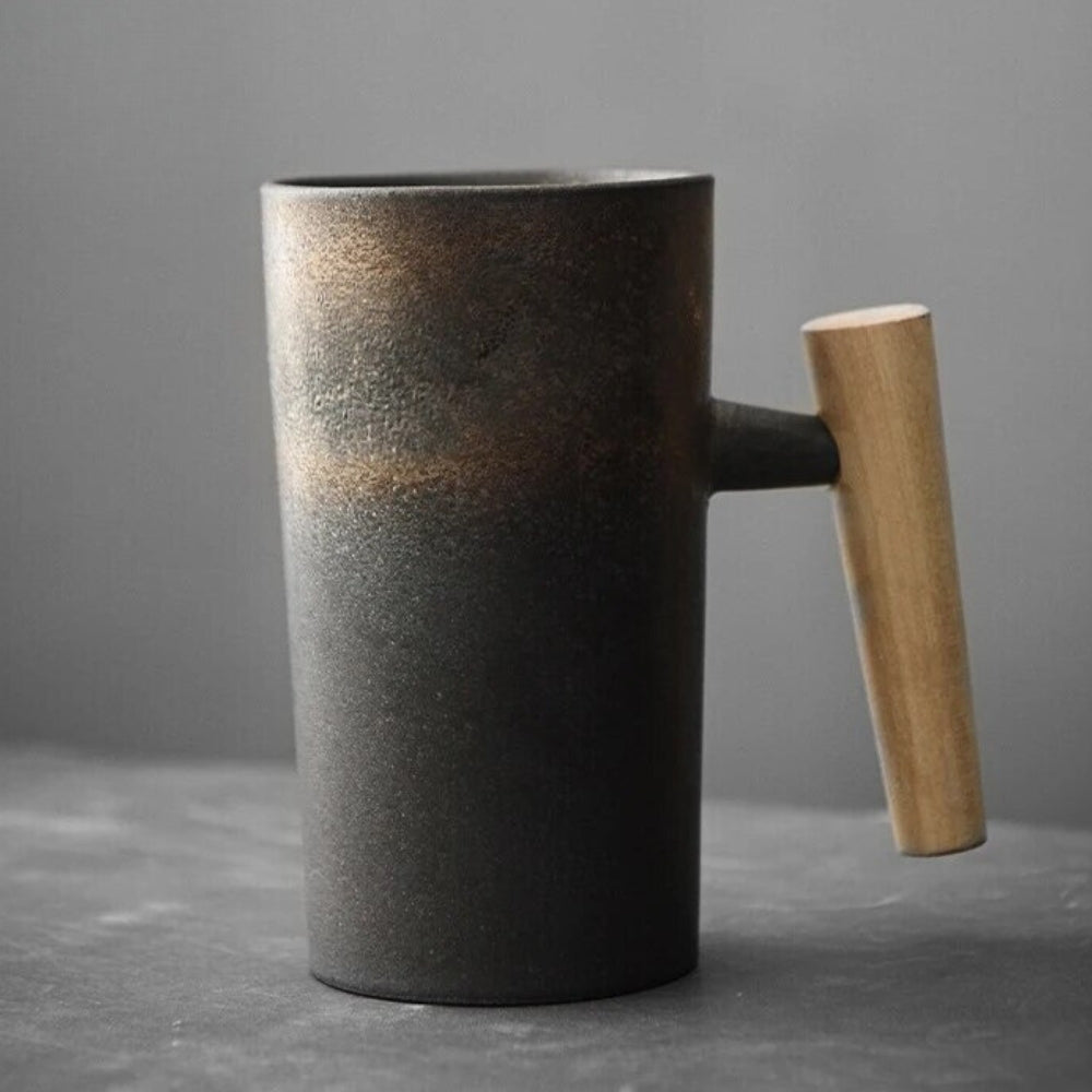 Ceramiczny kubek do kawy latte w nordyckim stylu, z drewnianym uchwytem i naturalną kolorystyką