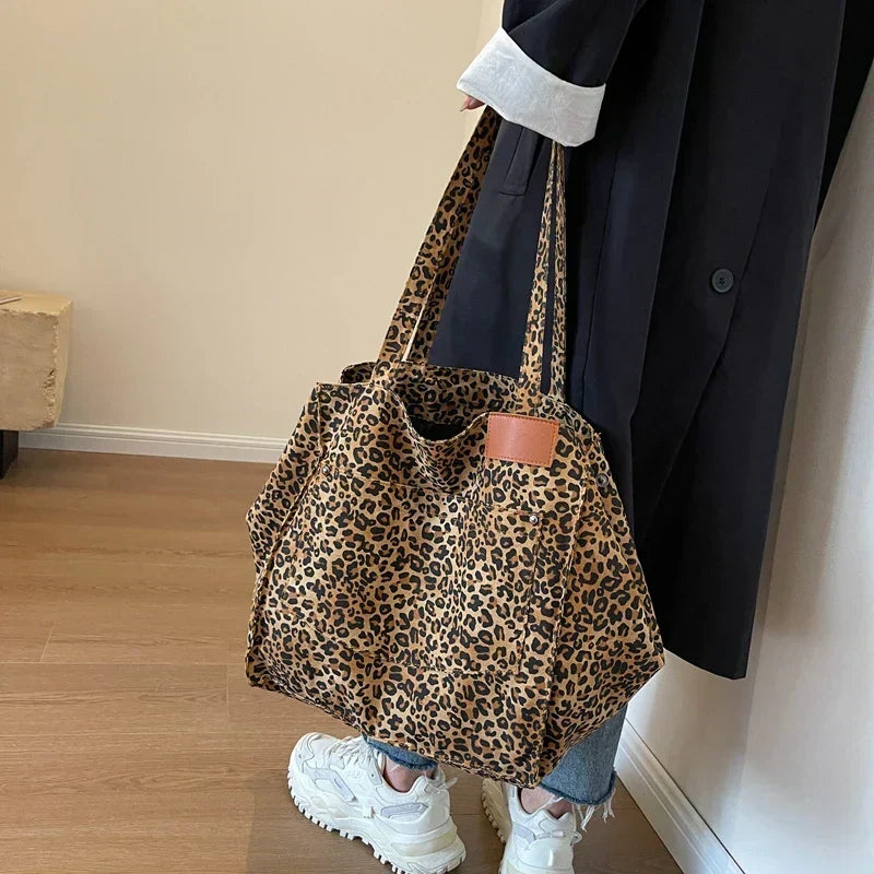 Oversize'owa, pojemna torba typu tote na ramię z płótna w lamparci wzór