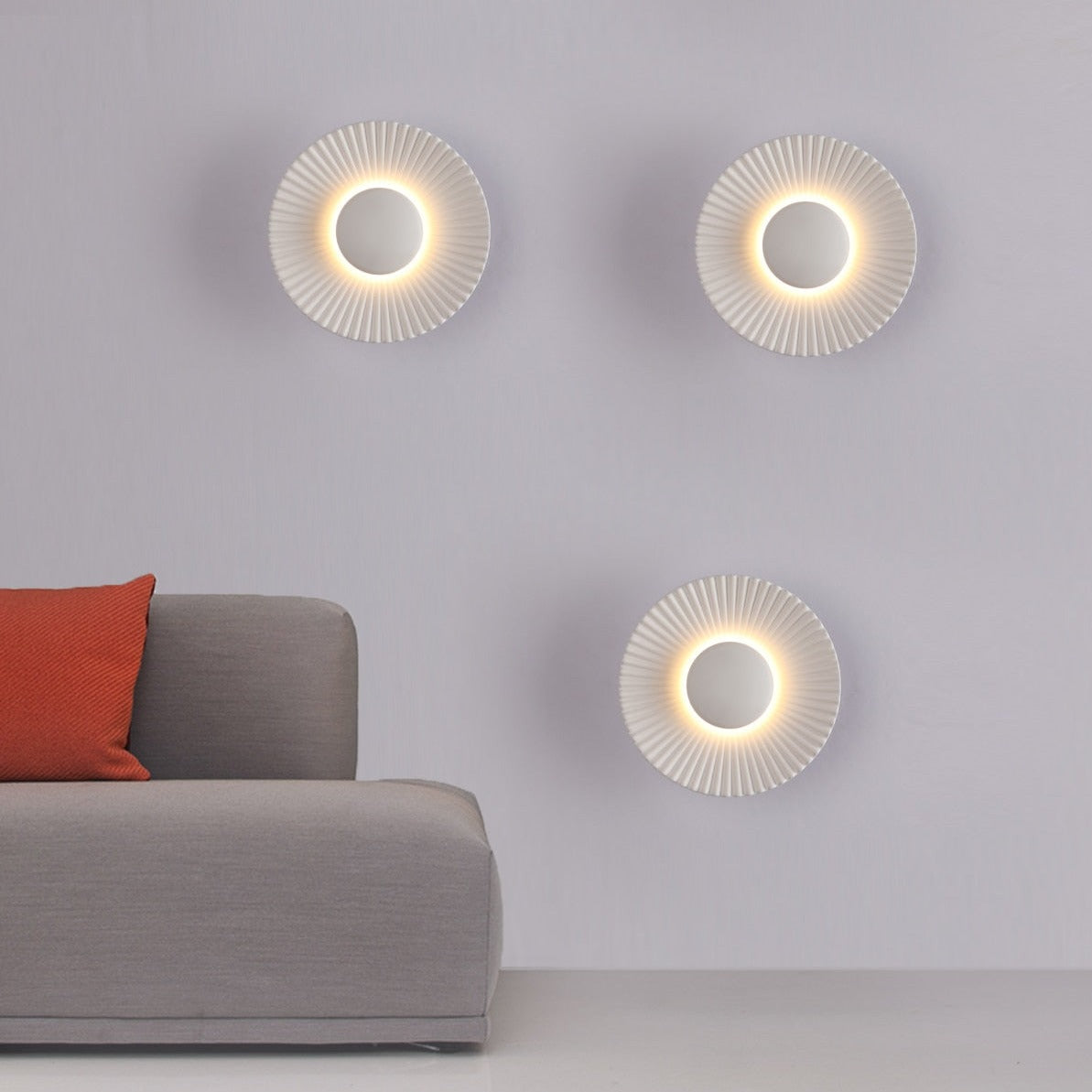 Rzeźbiarska nowoczesna lampa ścienna z promieniami o fakturze sunburst i metalicznym wykończeniem