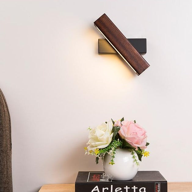 Obrotowa drewniano-metalowa lampa ścienna z regulacją kąta